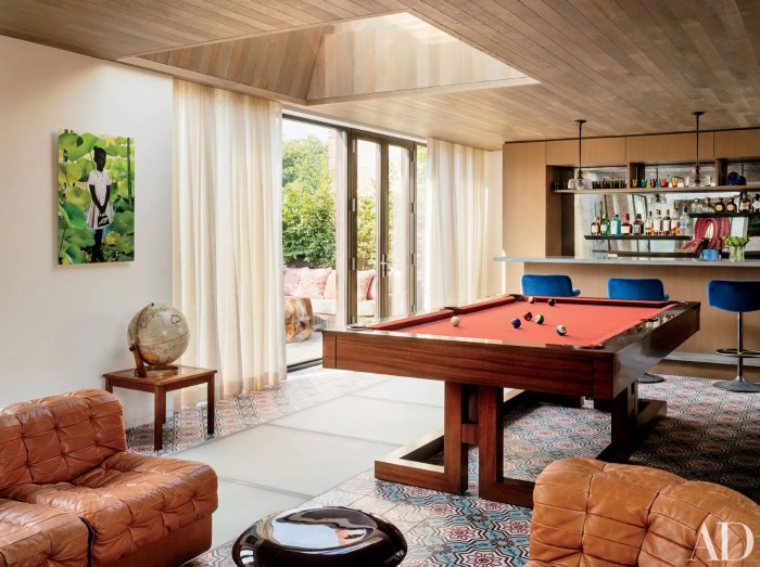 How to decorate a pool room