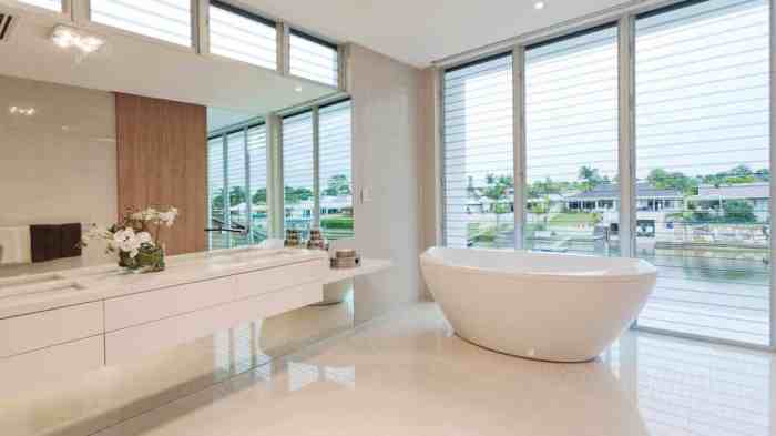 How to decorate a large bathroom window