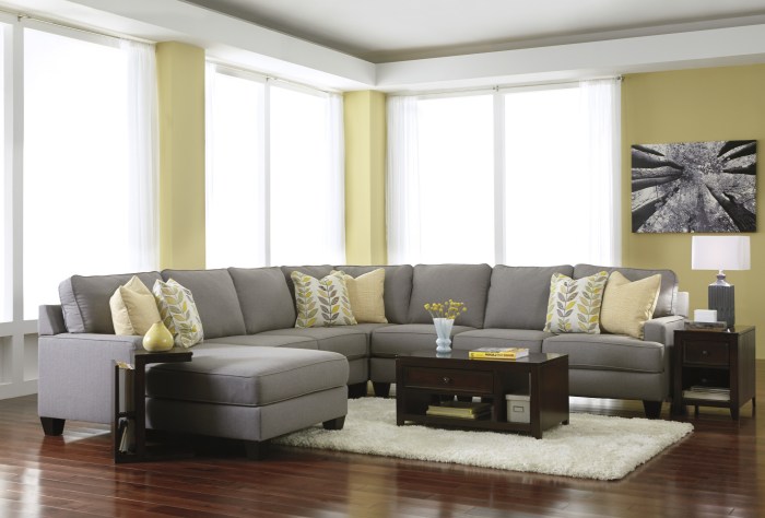 How to decorate living room with sectional